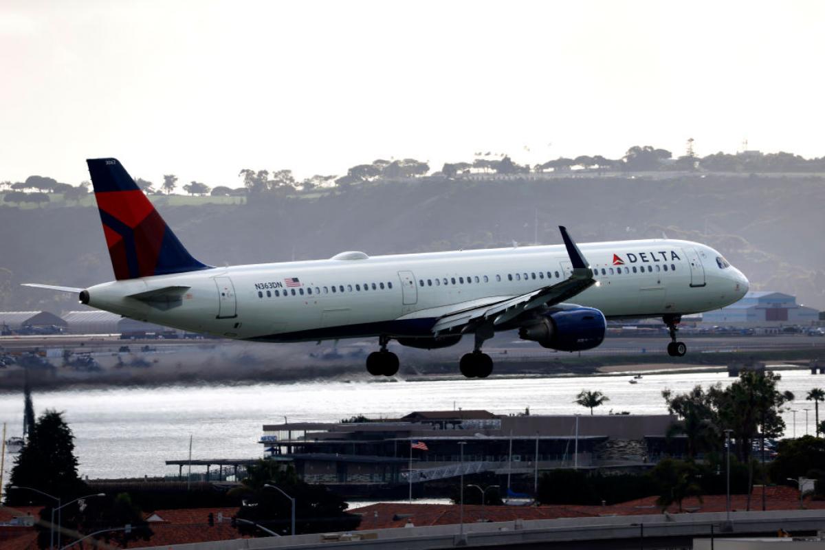 Un avión de la aerolínea Delta Airlines aterriza en el aeropuerto de San Diego.
