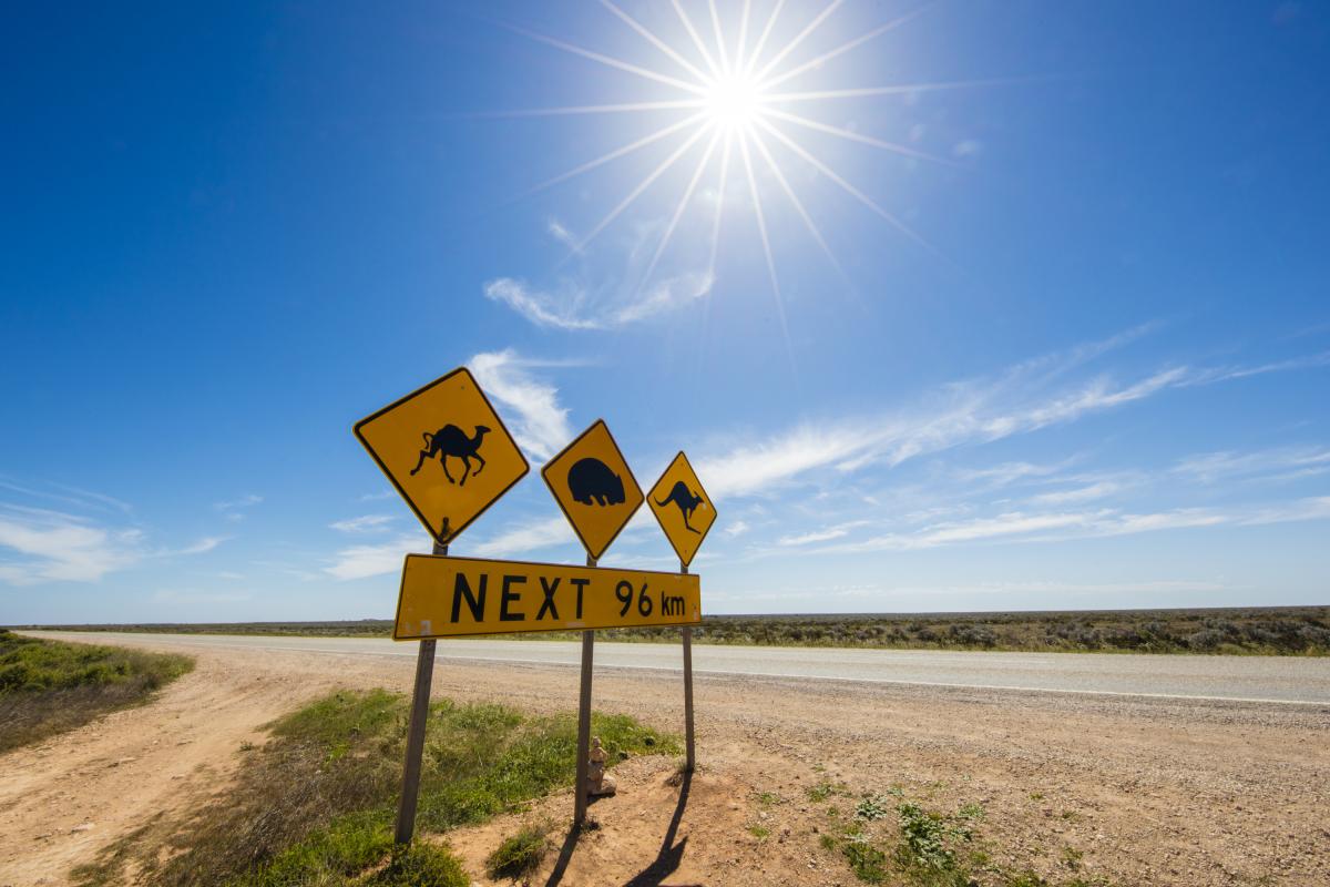 Señal de tráfico en una carretera de Australia indicando la entrada en una zona en la que están presentes especies protegidas.