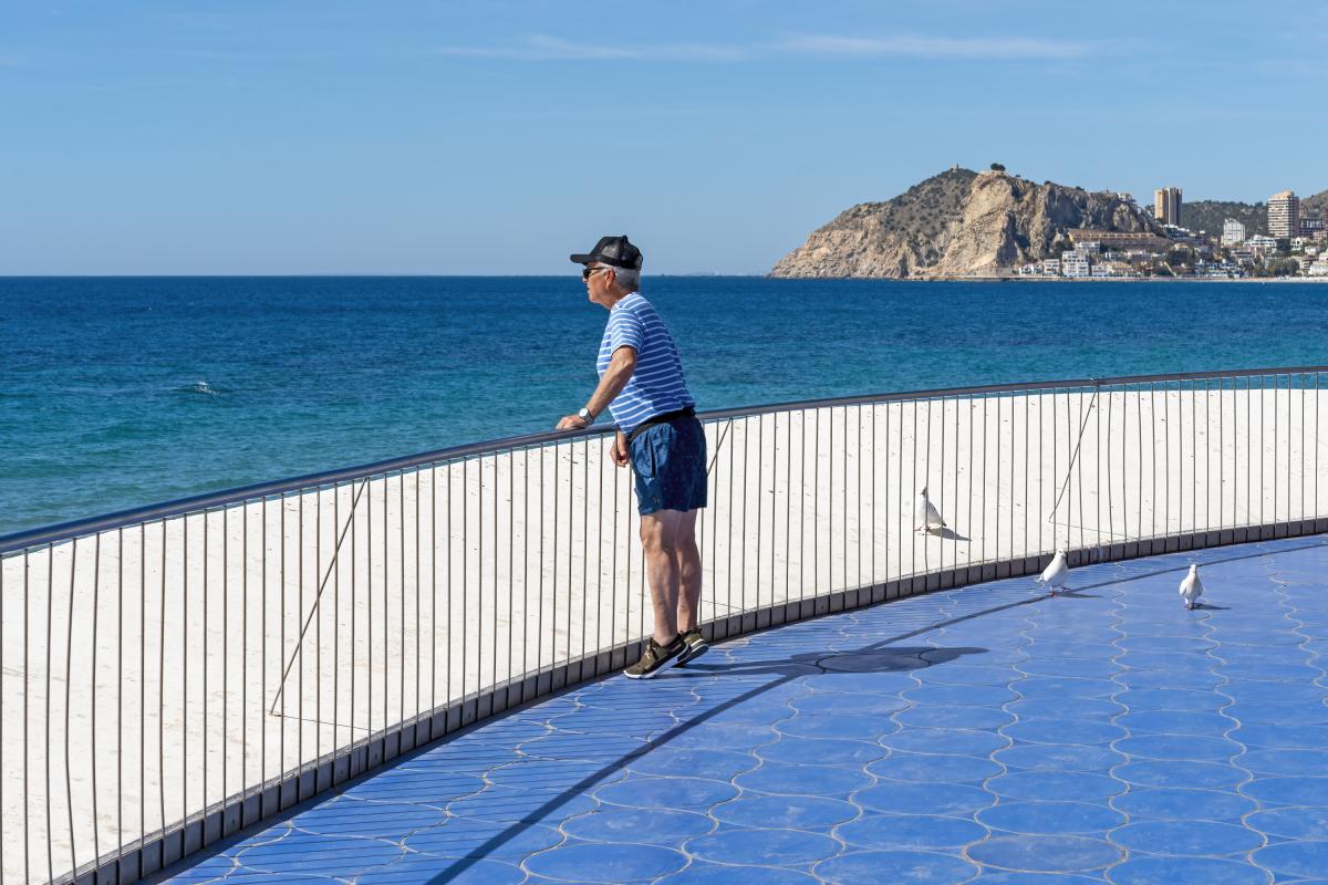 Un jubilado contemplando el mar en Benidorm.