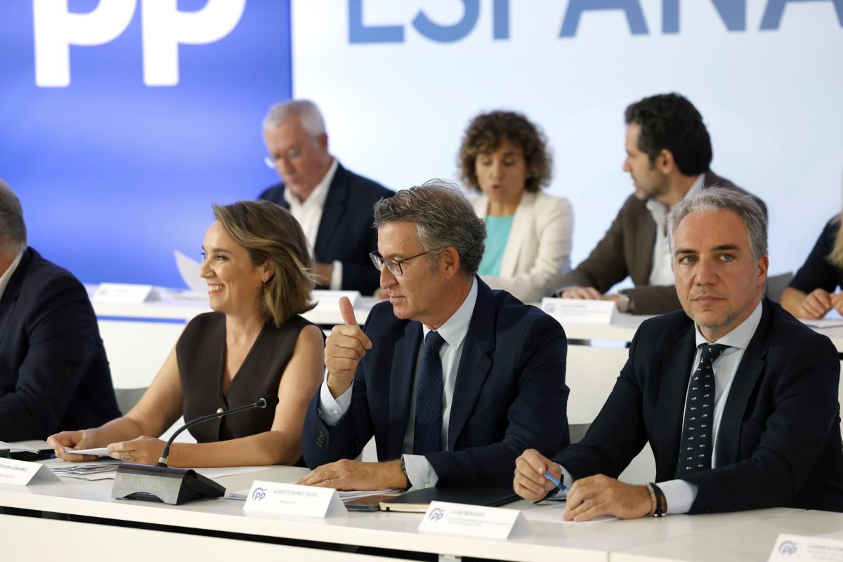 El líder del PP, Alberto Núñez Feijóo (c), junto a la secretaria general, Cuca Gamarra (i) y el vicesecretario de Coordinación Autonómica y Local y Análisis Electora, Elías Bendodo (d) durante el Comité Ejecutivo Nacional de la formación, este lunes en Madrid.