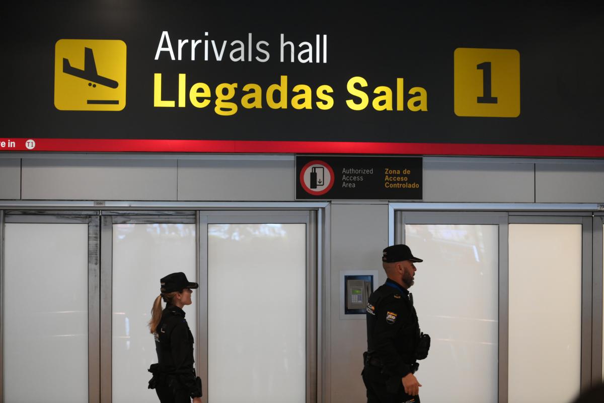 Imagen de archivo de dos agentes de policía, ante una de las salas de llegadas del Aeropuerto Adolfo Suárez Madrid-Barajas.