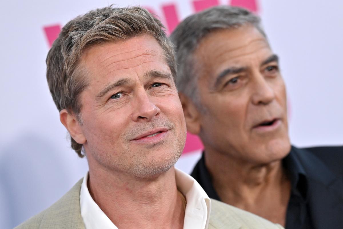 Los actores Brad Pitt y George Clooney, a la entrada del preestreno de la película 'Wolfs' ('Lobos'), en el TCL Chinese Theatre, en Hollywood (California, EEUU).