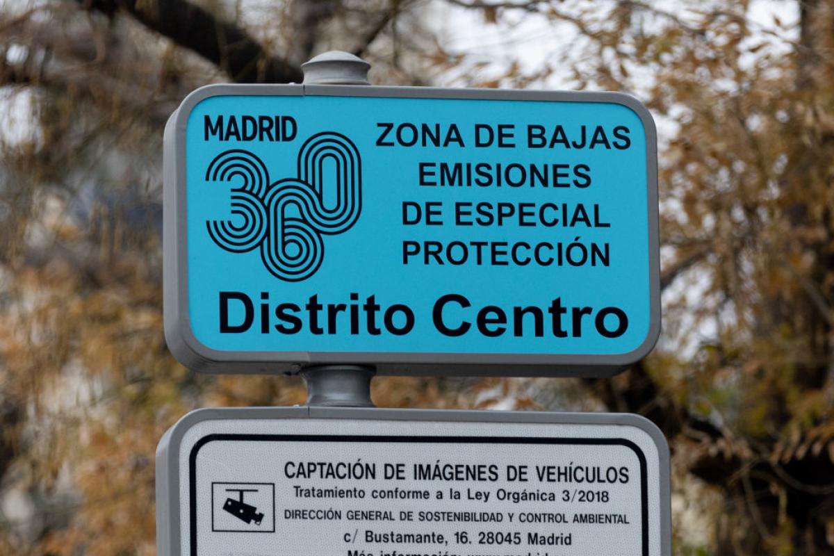 Señal que indica la puerta de entrada en Madrid a una Zona de Bajas Emisiones.