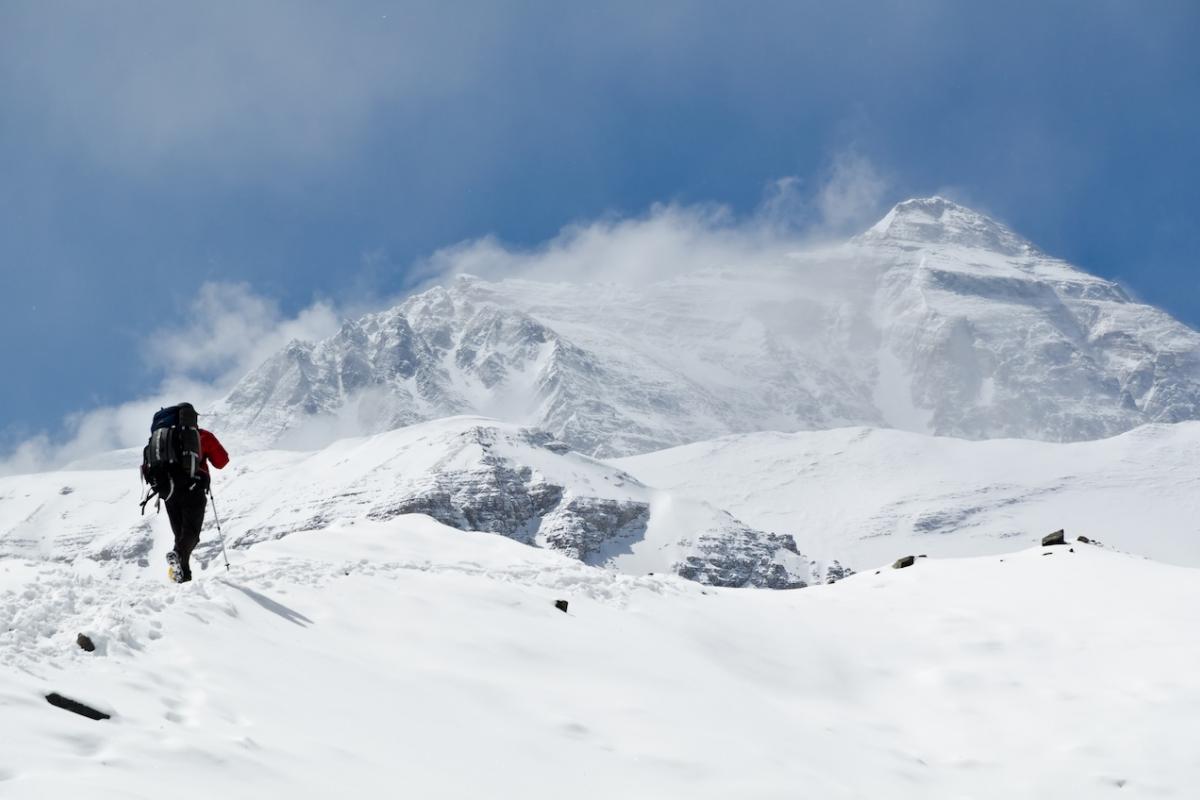 Un alpinista intenta completar el ascenso a la montaña más alta del mundo, el Everest.