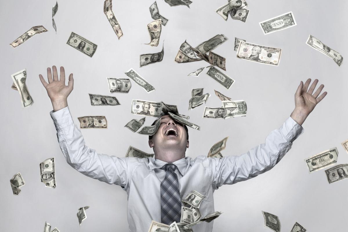 Una persona tirando billetes