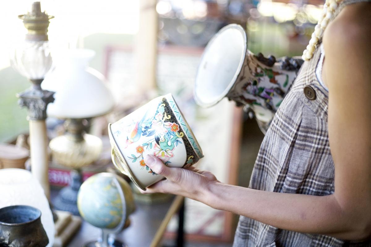 Imagen de archivo de una persona echando un vistazo a un artículo en un anticuario.