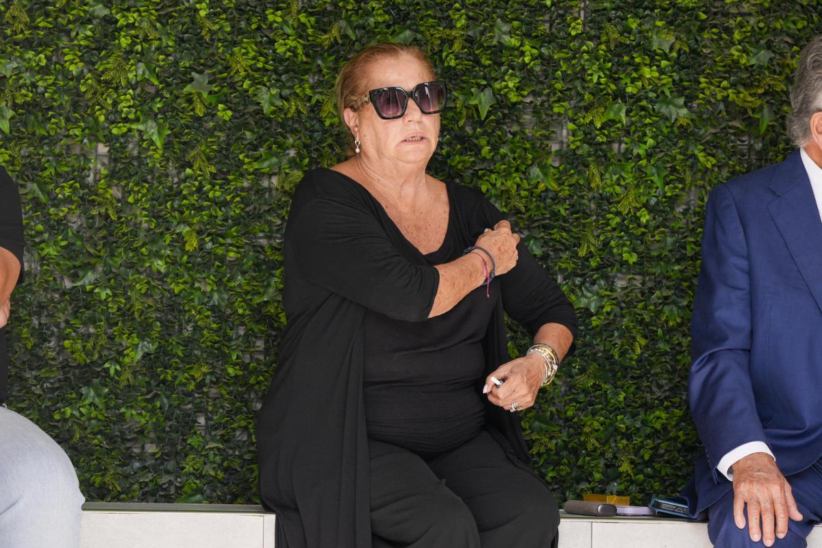 La mujer del exalcalde de Marbella Julián Muñoz, Maite Zaldívar, en el exterior del tanatorio de Marbella.