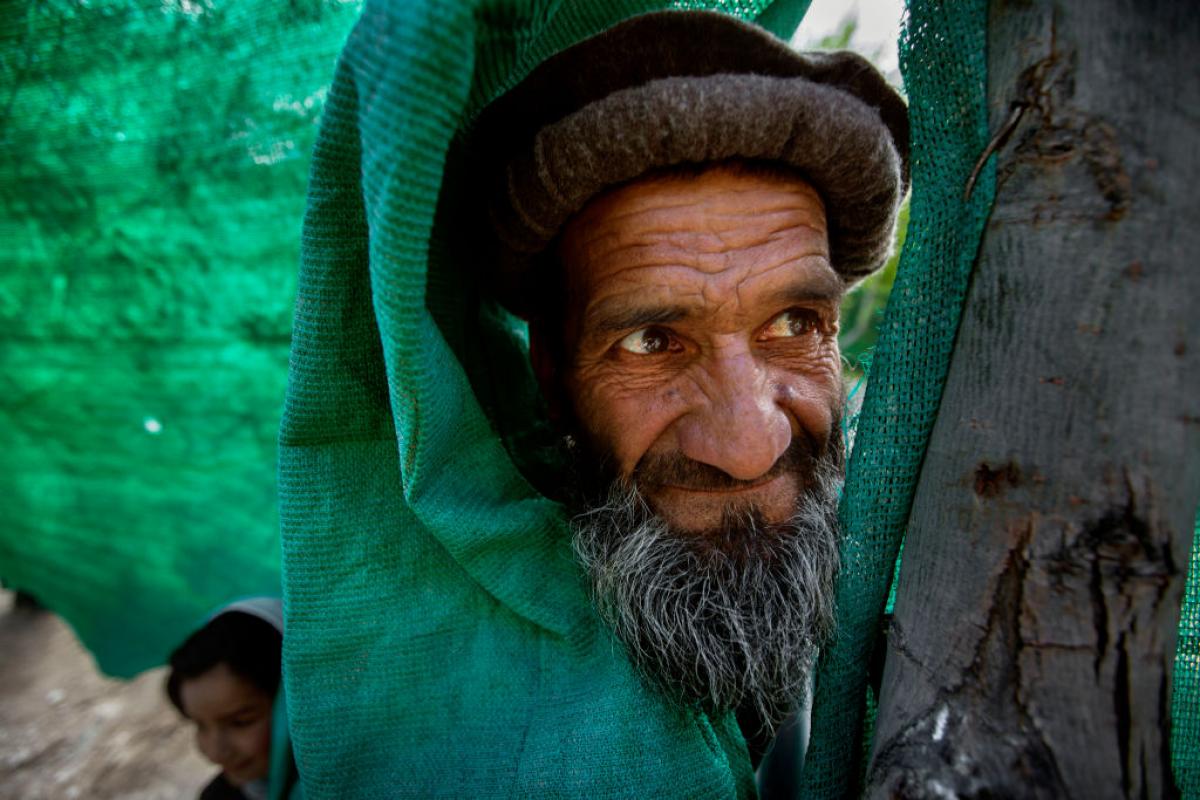 Un afgano luce una barba que cumple con las nuevas normas impuestas por los talibán.