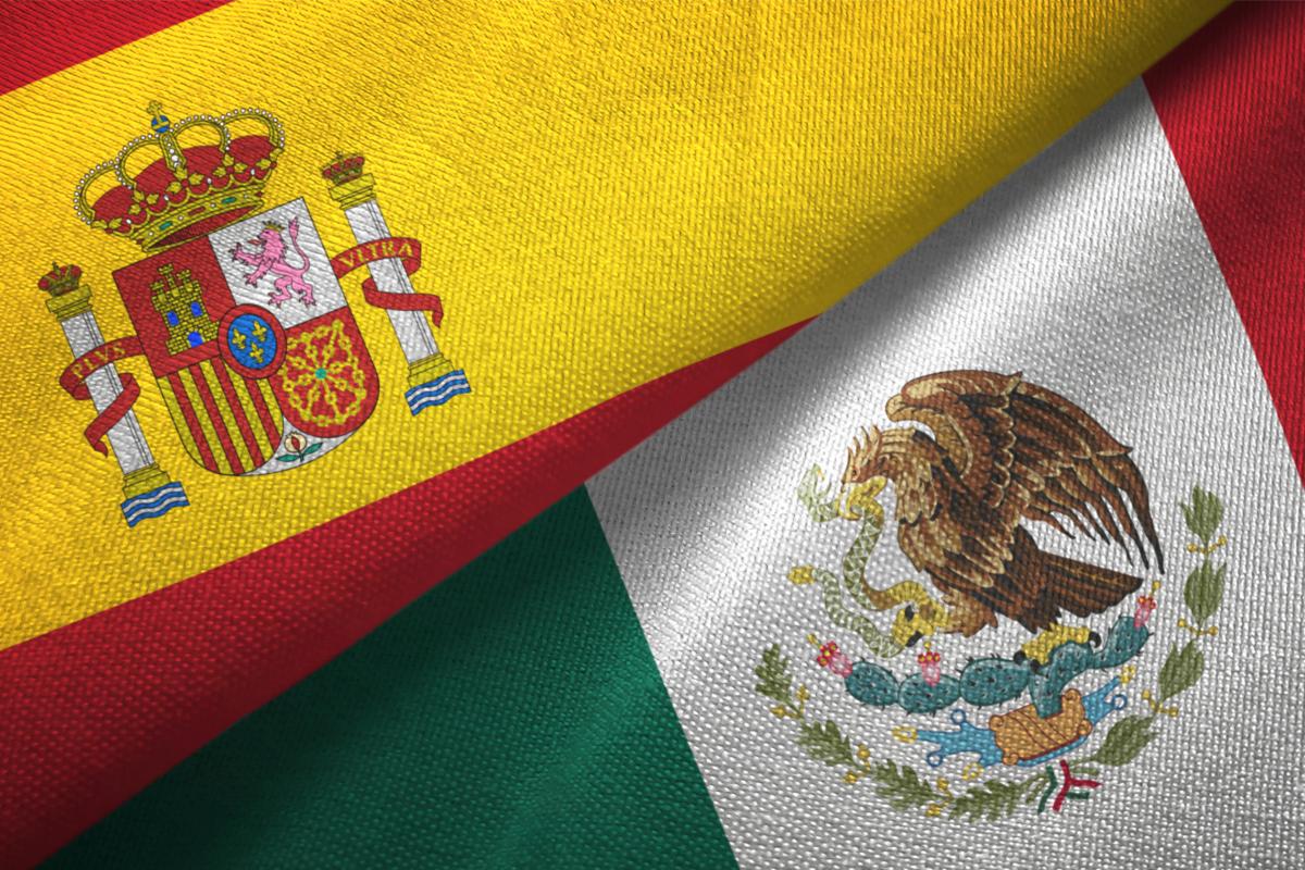 Banderas de España y México.
