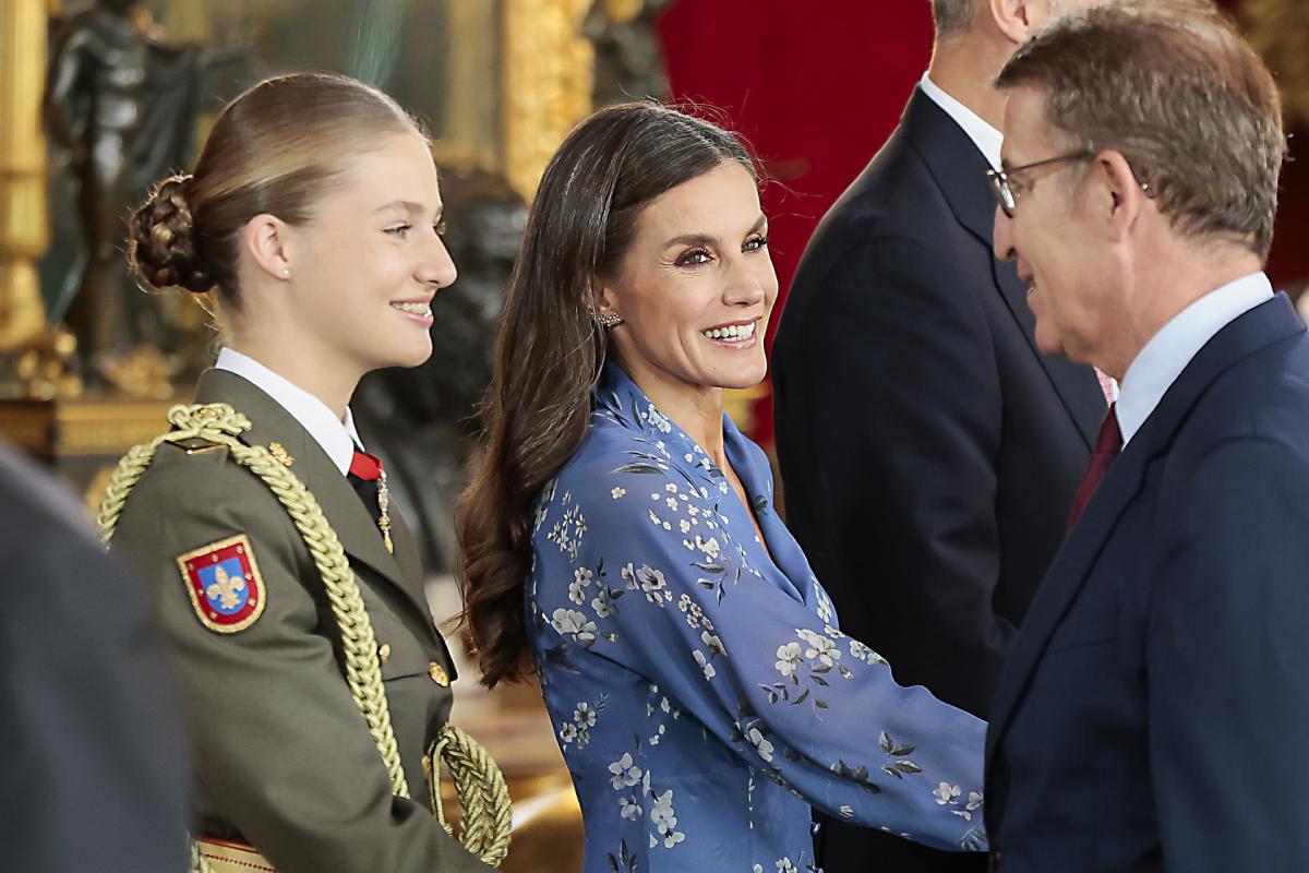 Imagen de archivo del Día de la Hispanidad de 2023, durante el saludo de la reina Letizia y la princesa Leonor al líder del Partido Popular, Alberto Núñez Feijóo.
