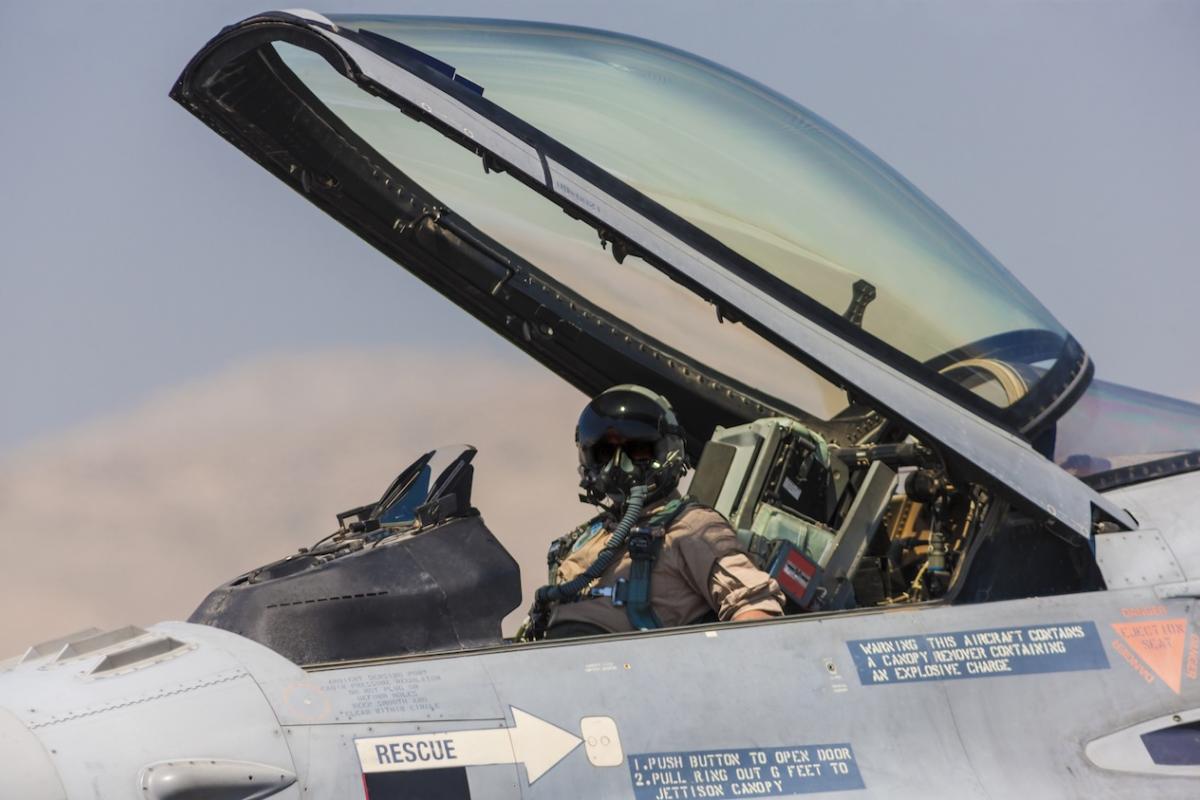 Piloto en un avión de combate F-16.