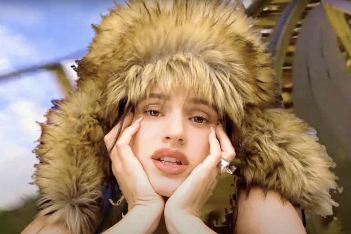 Rosalía, en un instante del vídeoclip de su nueva canción, Omega.