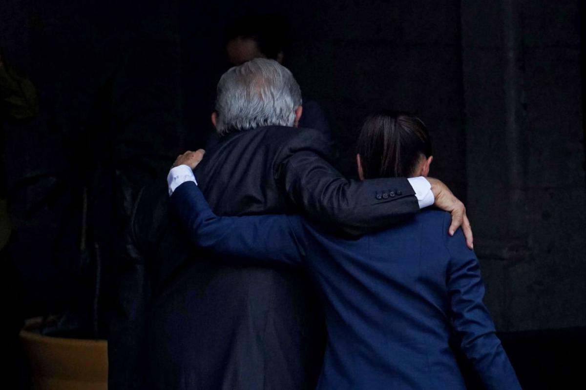 La presidenta electa de México, Claudia Sheinbaum, se abraza al presidente saliente, Andrés Manuel López Obrador.