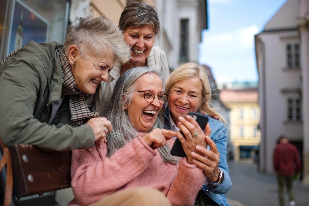 Un grupo de amigas con un teléfono.