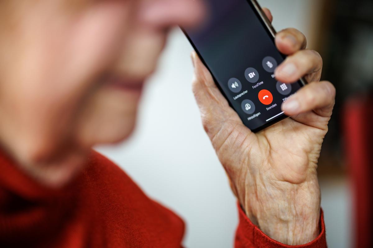 Un anciano con el teléfono.