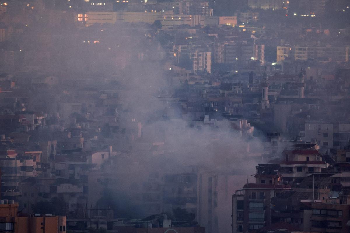 El humo se eleva sobre los barrios del sur de Beirut después de un ataque de Israel.