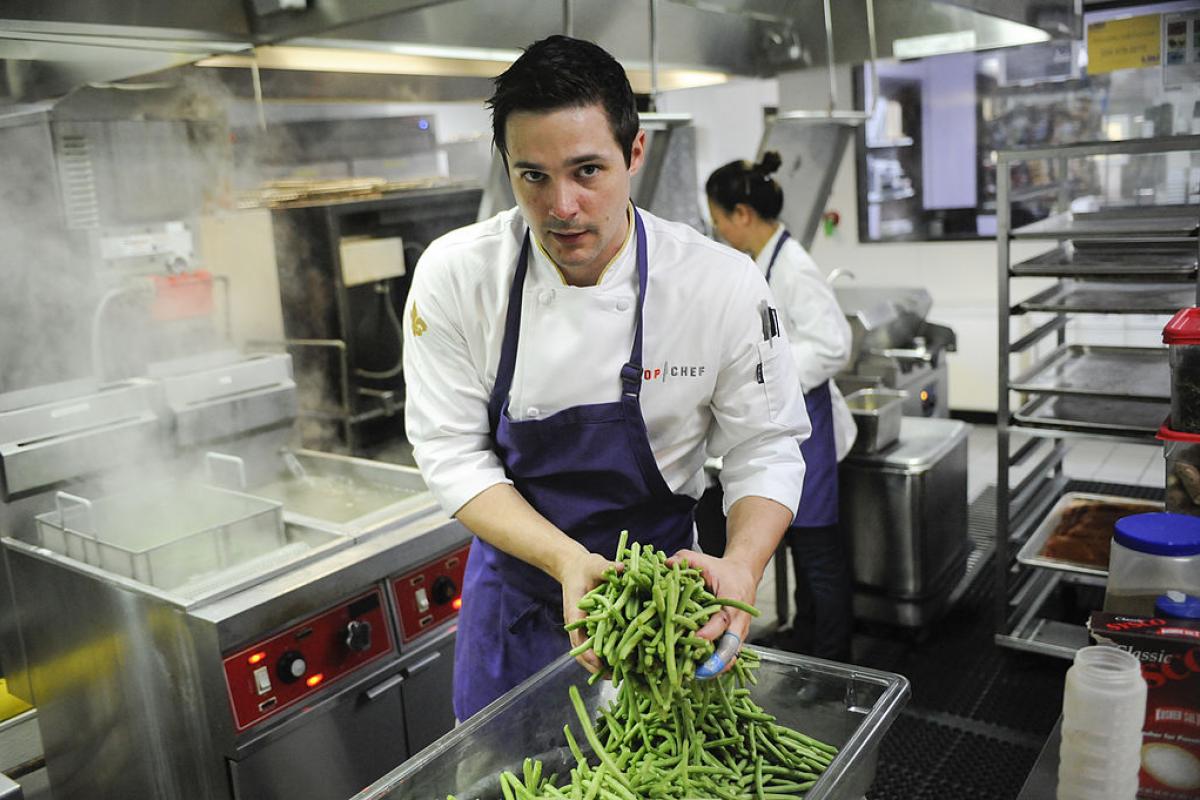 Un chef preparado para cocinar judías verdes.