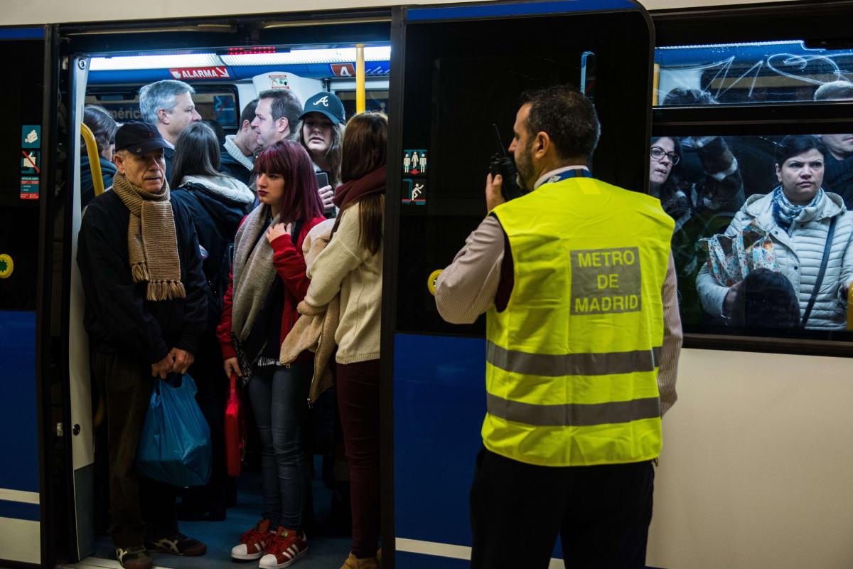 Aglomeración de personas en el Metro de Avenida de América, en Madrid.