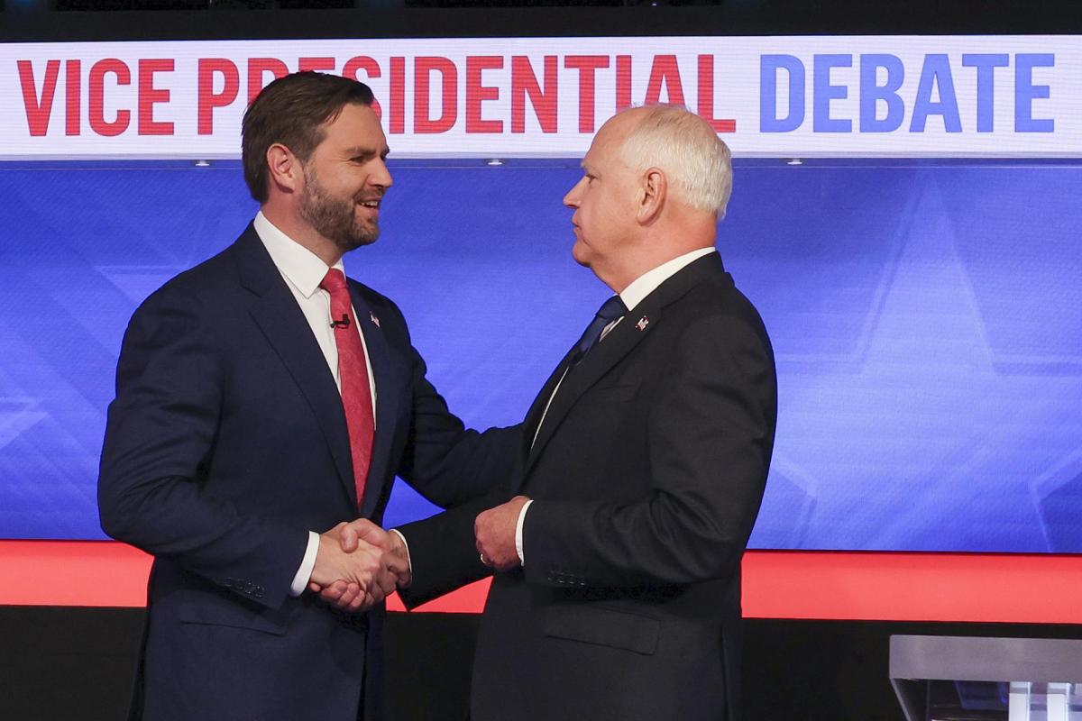 El republicano J.D. Vance saluda al demócrata Tim Walz en el debate vicepresencial.