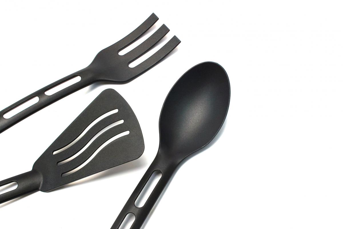Imagen de archivo de unos utensilios de cocina elaborados con plástico negro.