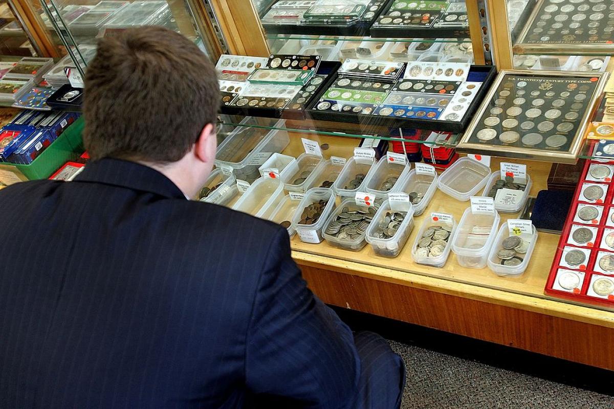 Un coleccionista de monedas analiza diferentes peniques