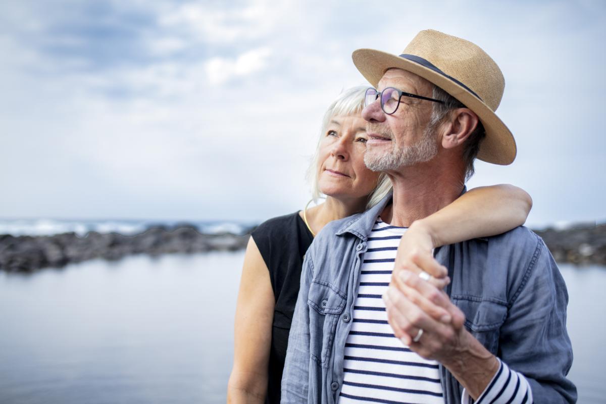 Una pareja de personas mayores, de viaje.