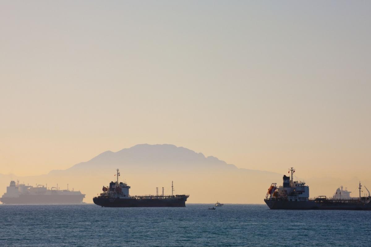 Barcos anclados en la bahía de Algeciras con la montaña Jebel Musa (Marruecos) al fondo