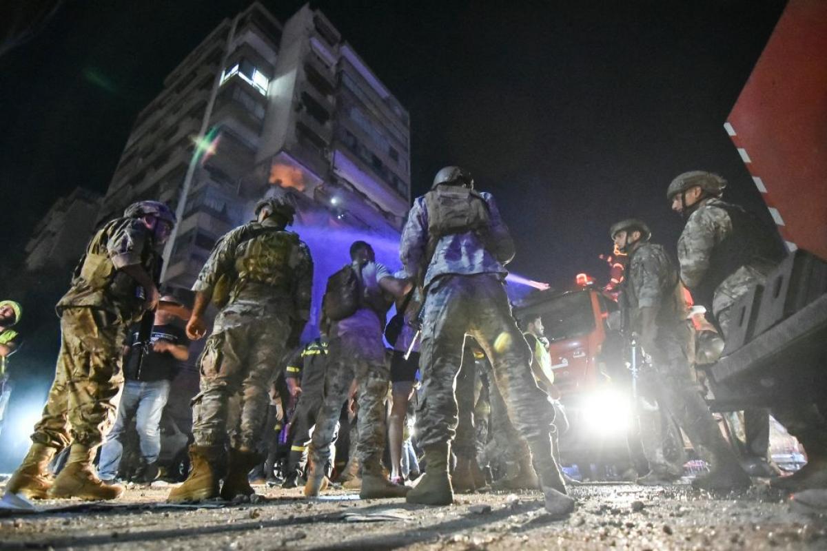 Soldados libaneses inspeccionan los restos de un bombardeo en Beirut