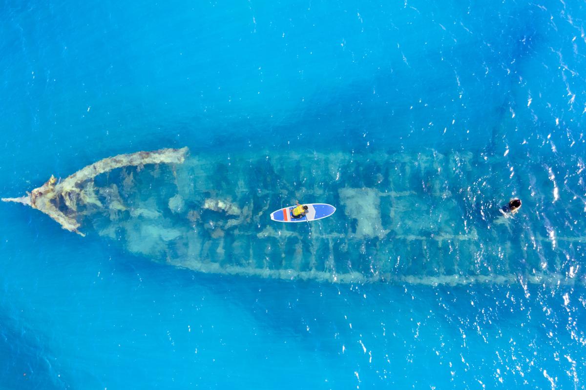 Vista de un buque hundido en el fondo del mar Caribe.