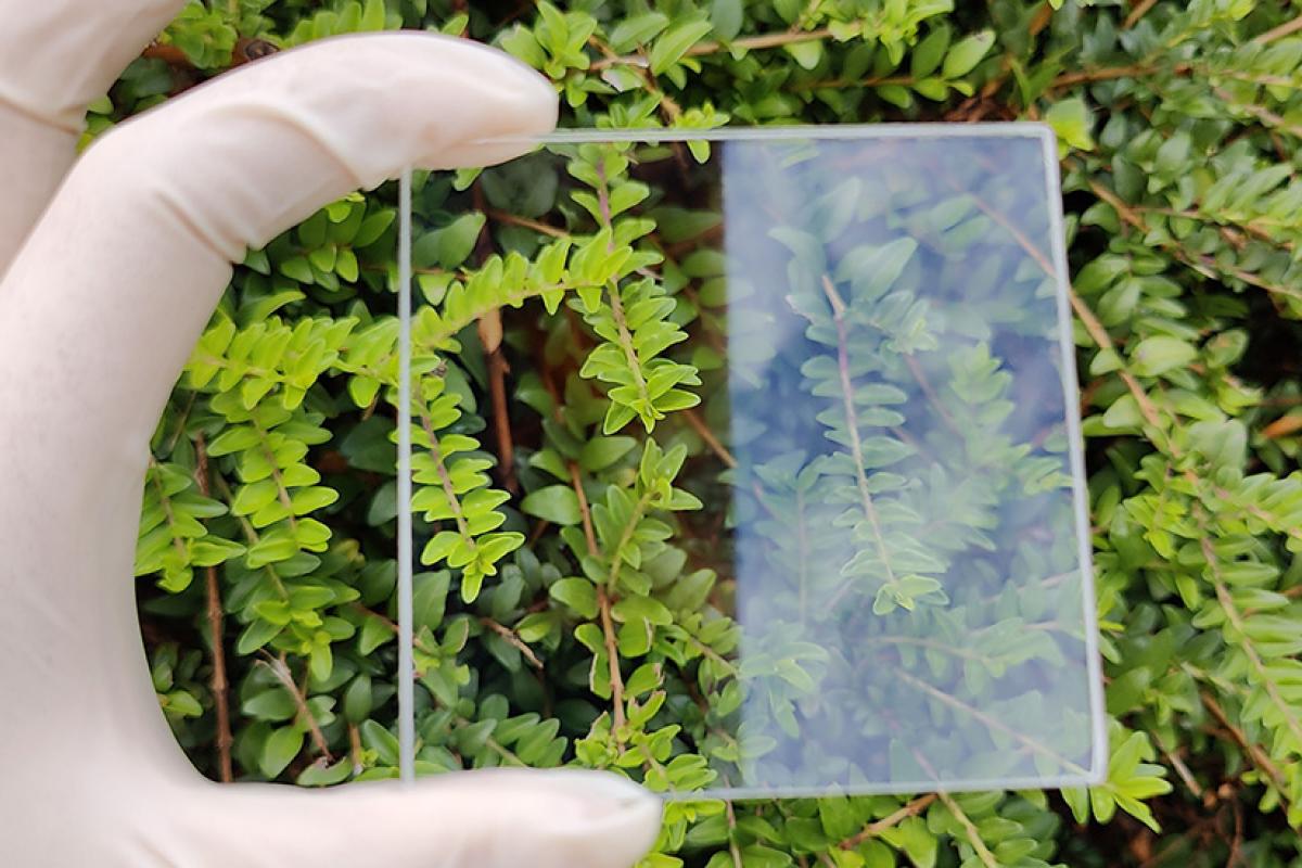 Comparación del vidrio antirreflectante y de otro que no lo es.