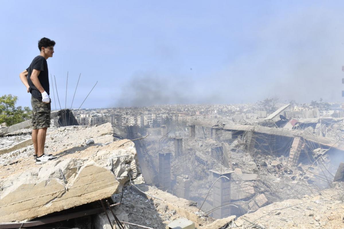 Un joven observa una casa destrozada en Beirut tras el impacto de un misil israelí