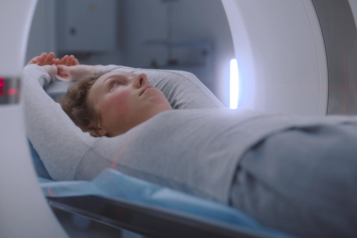 Una chica entrando en la máquina de resonancia.