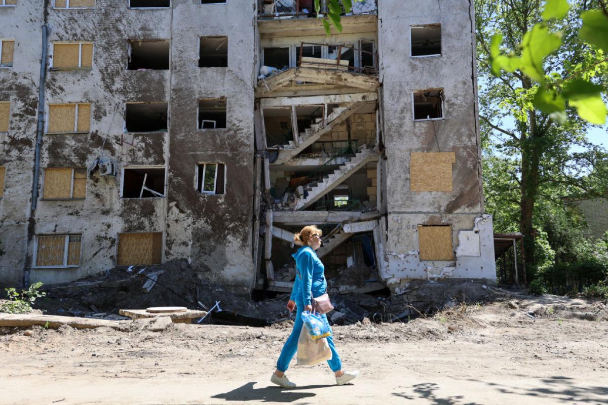 Una mujer camina por las calles de Jersón.