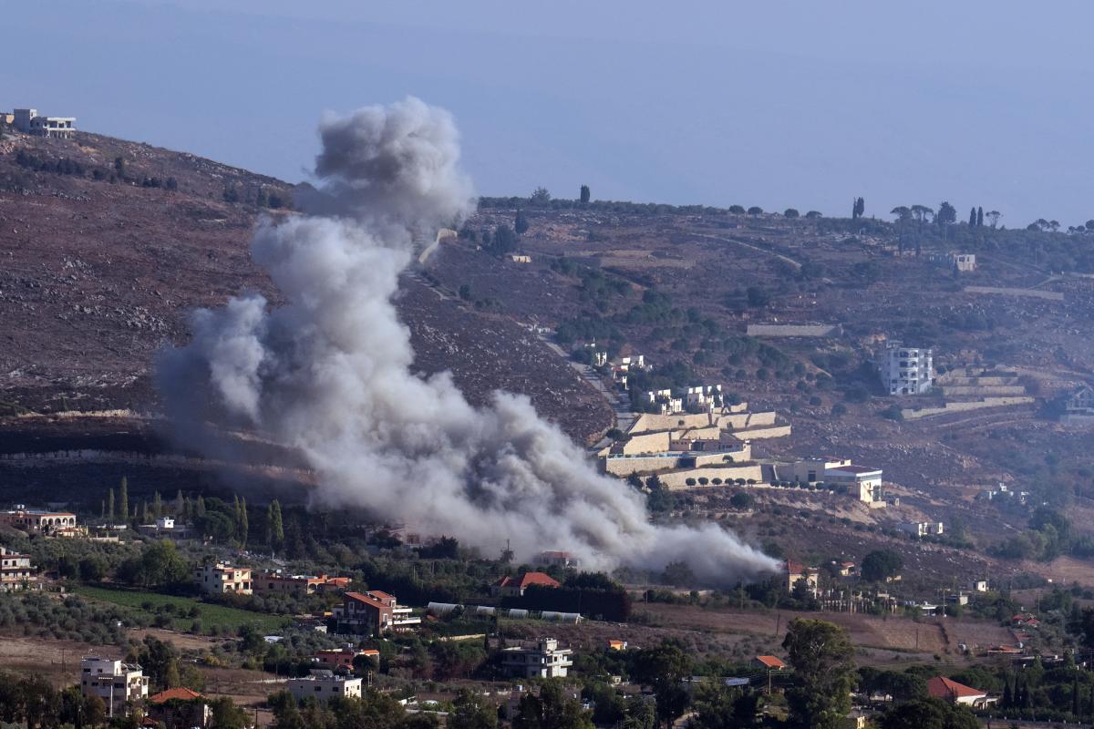 Restos de humo tras un ataque de Israel en Líbano.