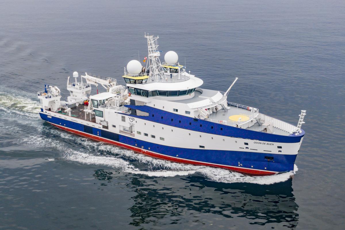 El Odón del Buen navega por la costa de Galicia.