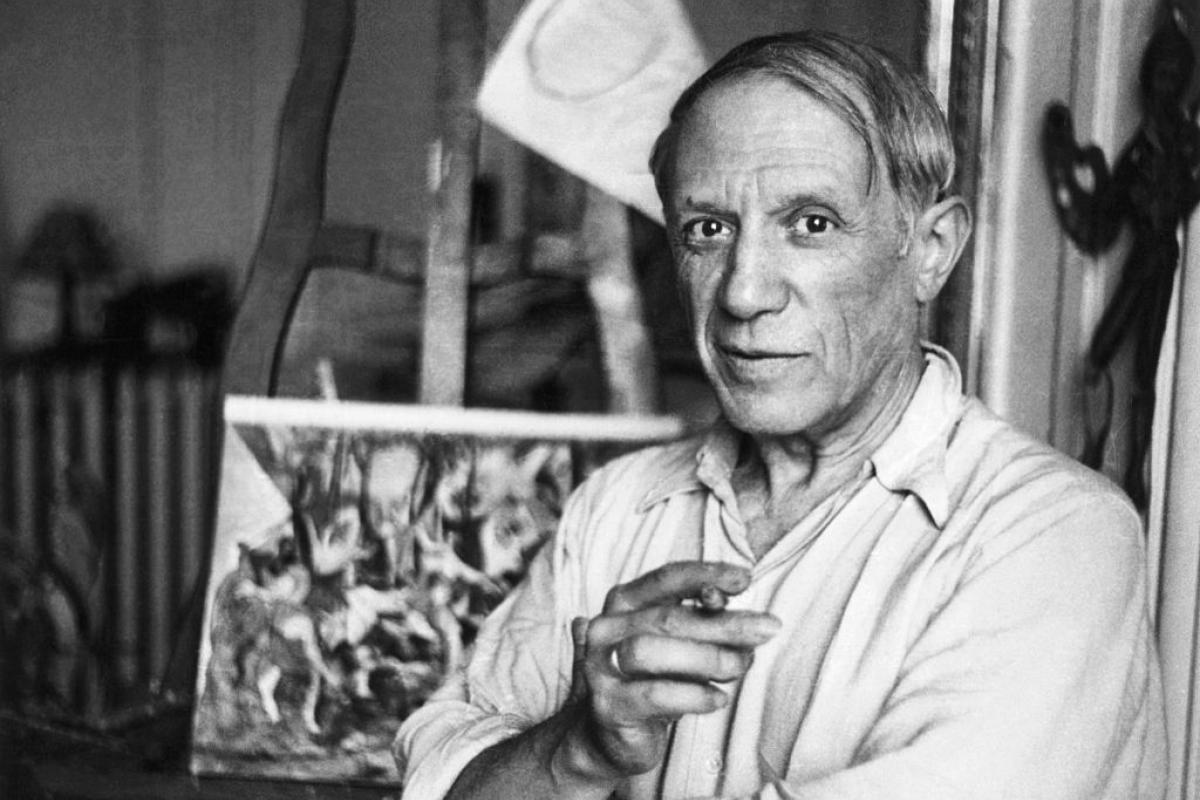 Pablo Picasso en su estudio de París
