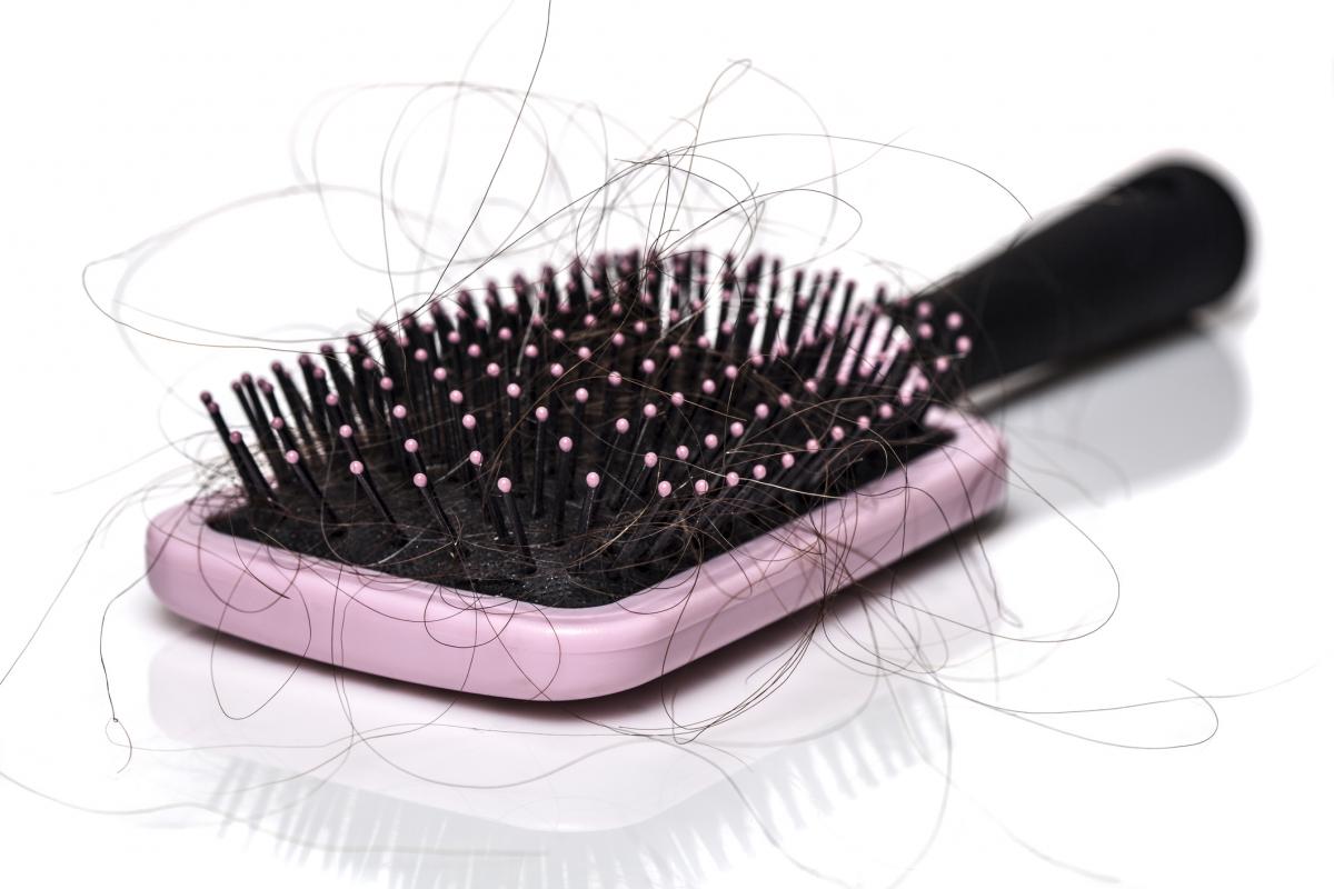 Un cepillo lleno de pelos.