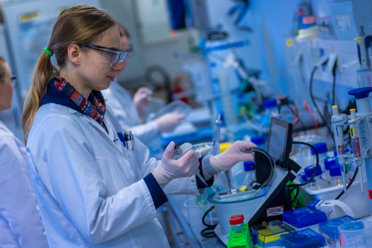 Una investigadora, trabajando en un laboratorio
