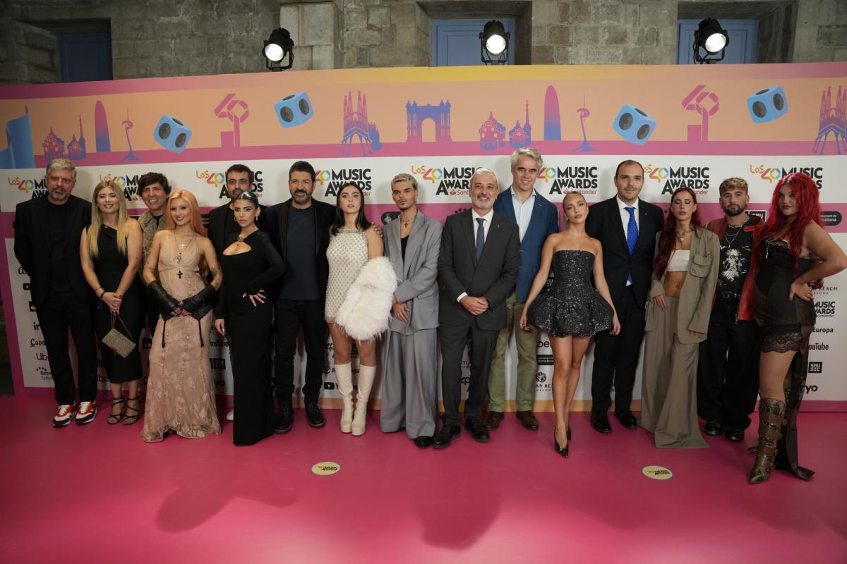 Artistas y presentadores de LOS40 posan en la cena de nominados de LOS40 Music Awards Santander.