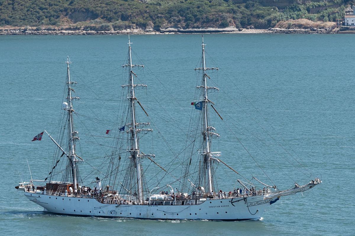 El buque escuela, Christian Radich, navega por aguas portuguesas en 2016.