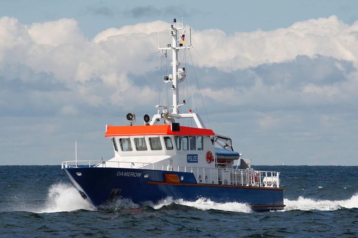 Un barco de la policía alemana vigila las aguas del Mar Báltico.