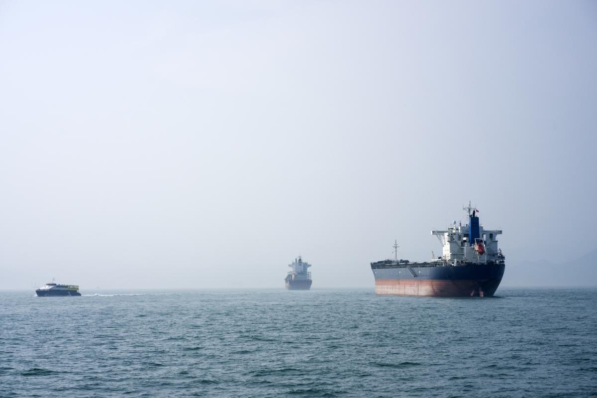 Un grupo de barcos navega cerca de la costa de Hong Kong, en el mar de China.