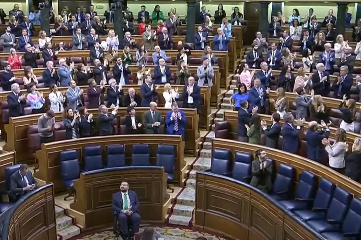 Diputados aplaudiendo en el Congreso tras la aprobación de la norma