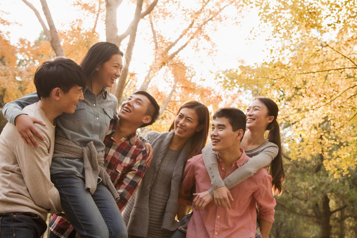 Imagen de archivo de un grupo de jóvenes en el parque de Ditan en Beijing (Pekín, China).