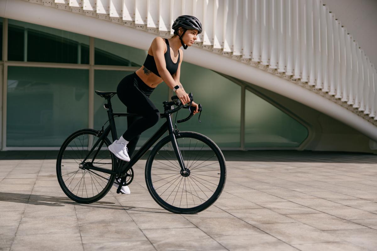 Montar en bicicleta tiene múltiples beneficios para la salud.