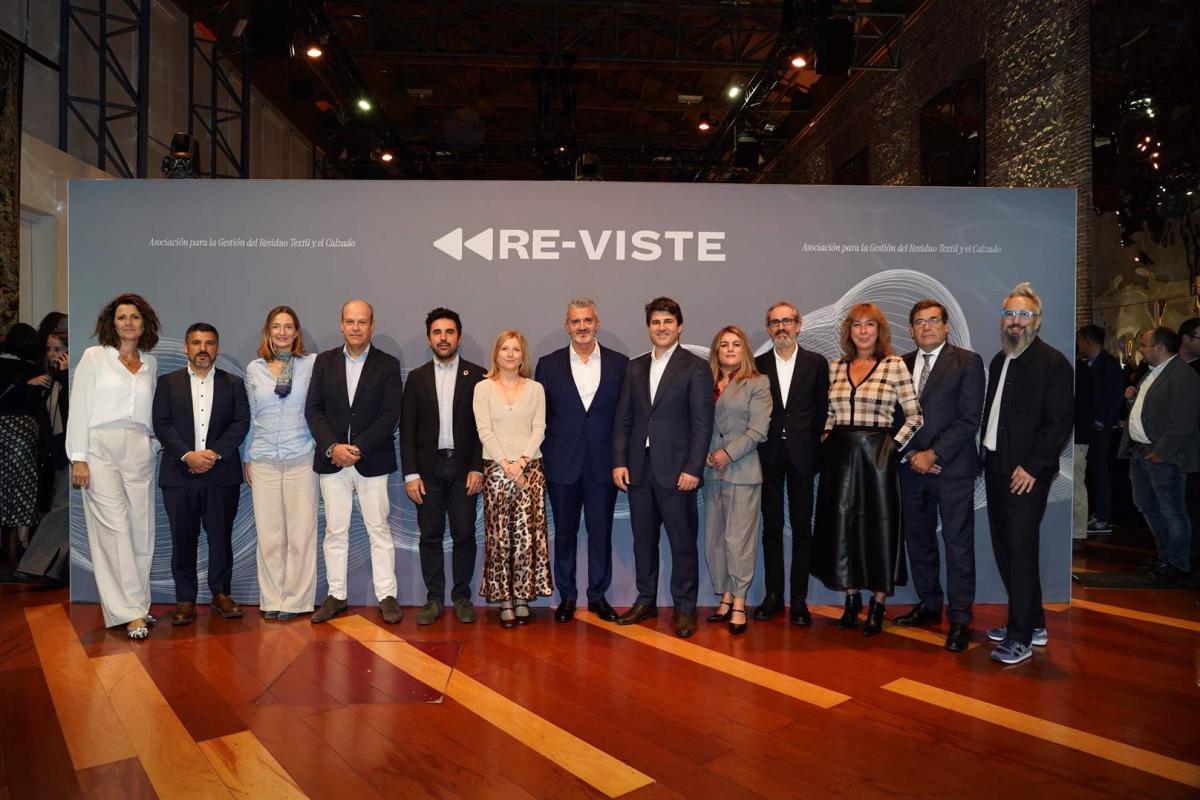Representantes de RE-VISTE junto con el director general, el Ministerio para la Transición Ecológica y el Reto Demográfico y el MITECO