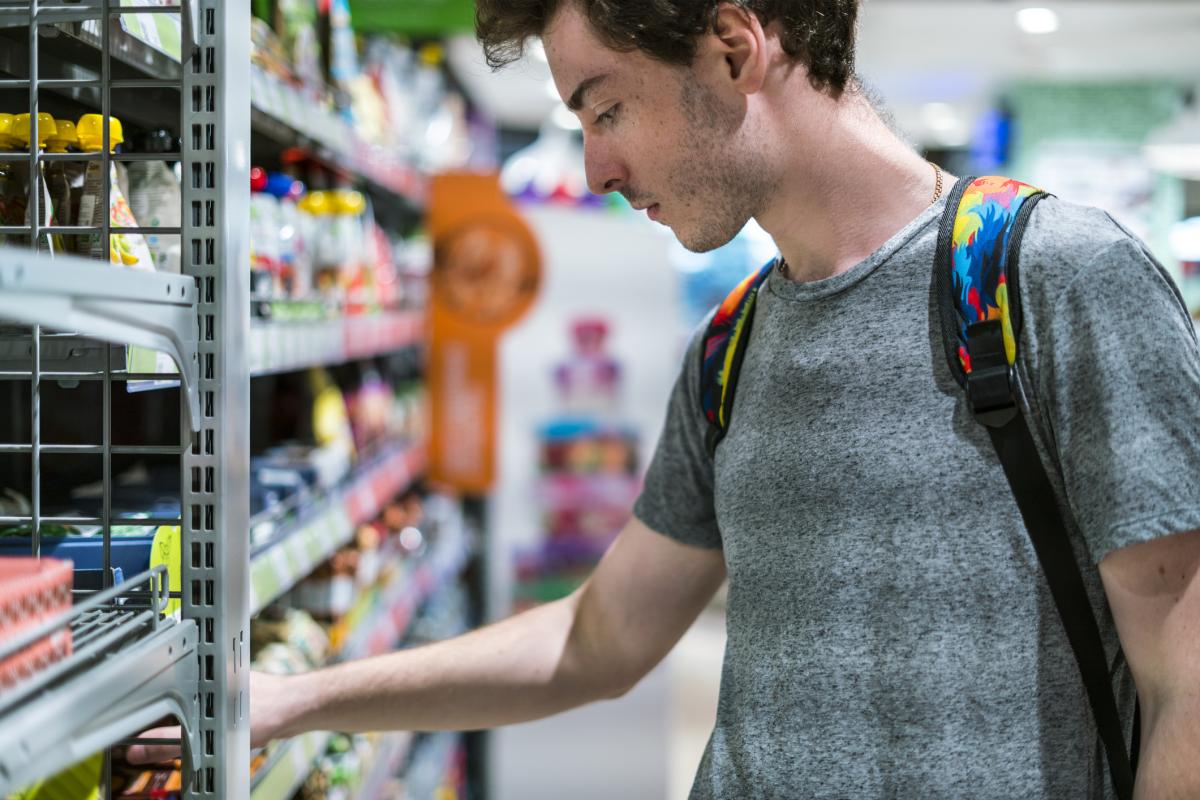 Imagen de archivo de una persona comprando en un supermercado.