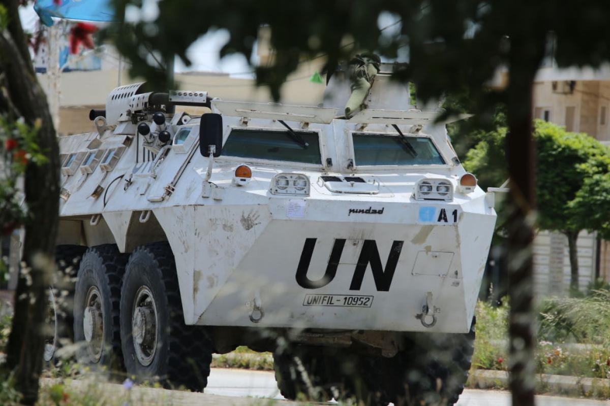 Un vehículo militar de la misión internacional FINUL recorre Líbano