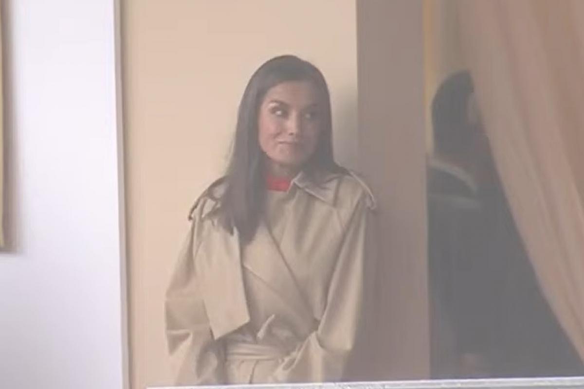 La reina Letizia, tras abandonar su posición en la tribuna del desfile del 12-O.