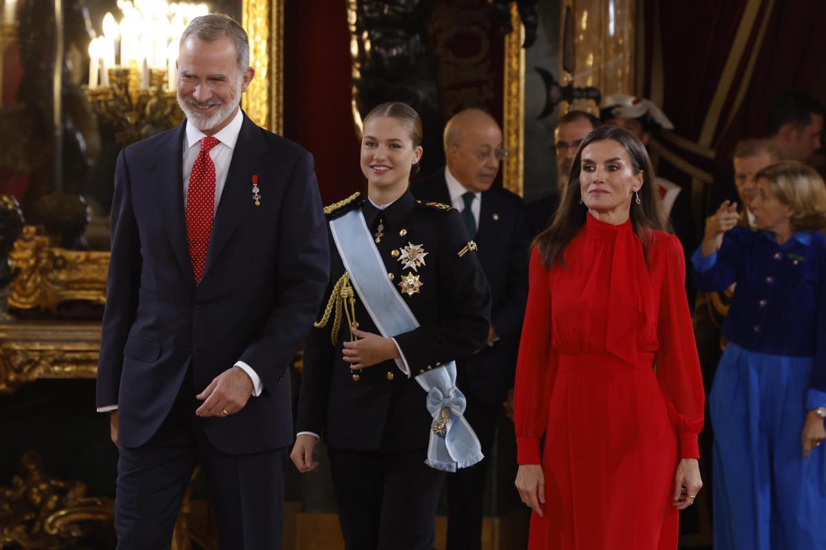 Los reyes Felipe y Letizia, acompañados por la princesa de Asturias, Leonor de Borbón, a su llegada a la recepción con motivo del día de la Fiesta Nacional de España, celebrada tras el tradicional desfile, este sábado, en el Palacio Real de Madrid.
